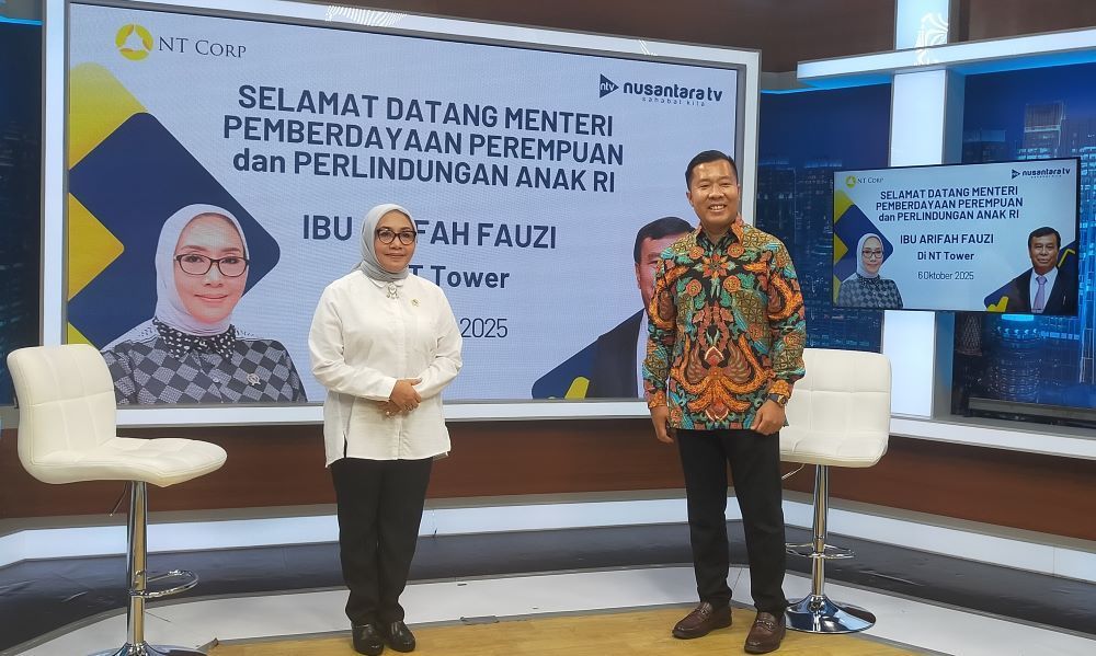 Menteri PPPA Arifah Fauzi bersama Direktur Nusantara TV Randy Monthonaro Tampubolon di Studio Toba Nusantara TV