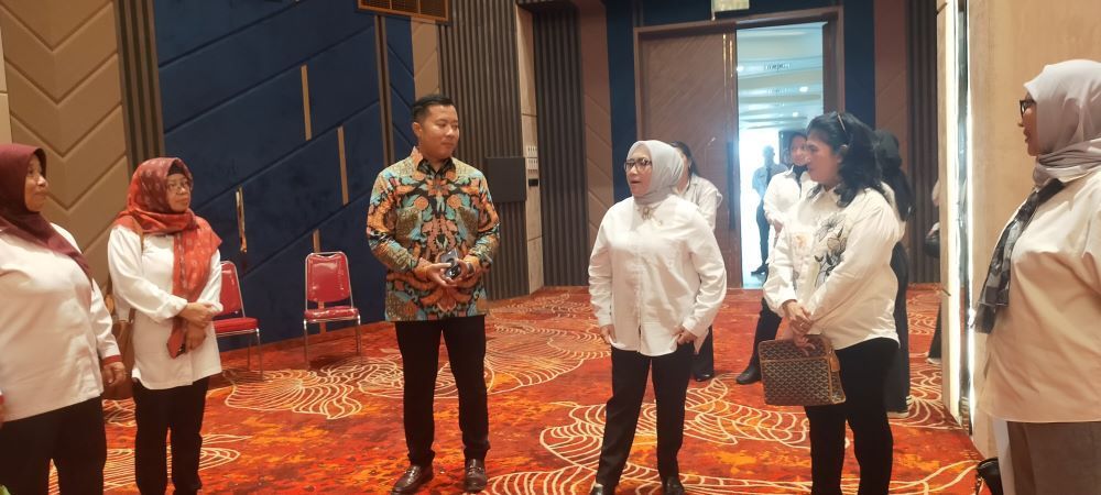 Menteri PPPA Arifah Fauzi saat menyambangi Nusantara Ballroom NT Tower didampingi Direktur Nusantara TV Randy Monthonaro Tampubolon