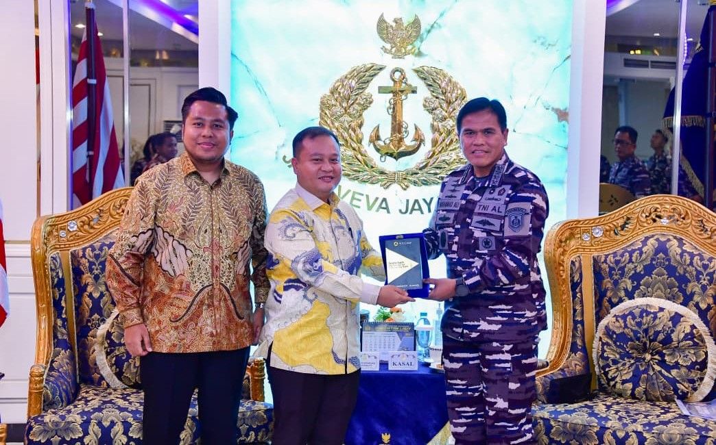 Direktur Nusantara TV Dimpos Giarto Valentino Tampubolon, Tommy William Tampubolon dan KASAL Laksamana TNI Muhammad Ali.