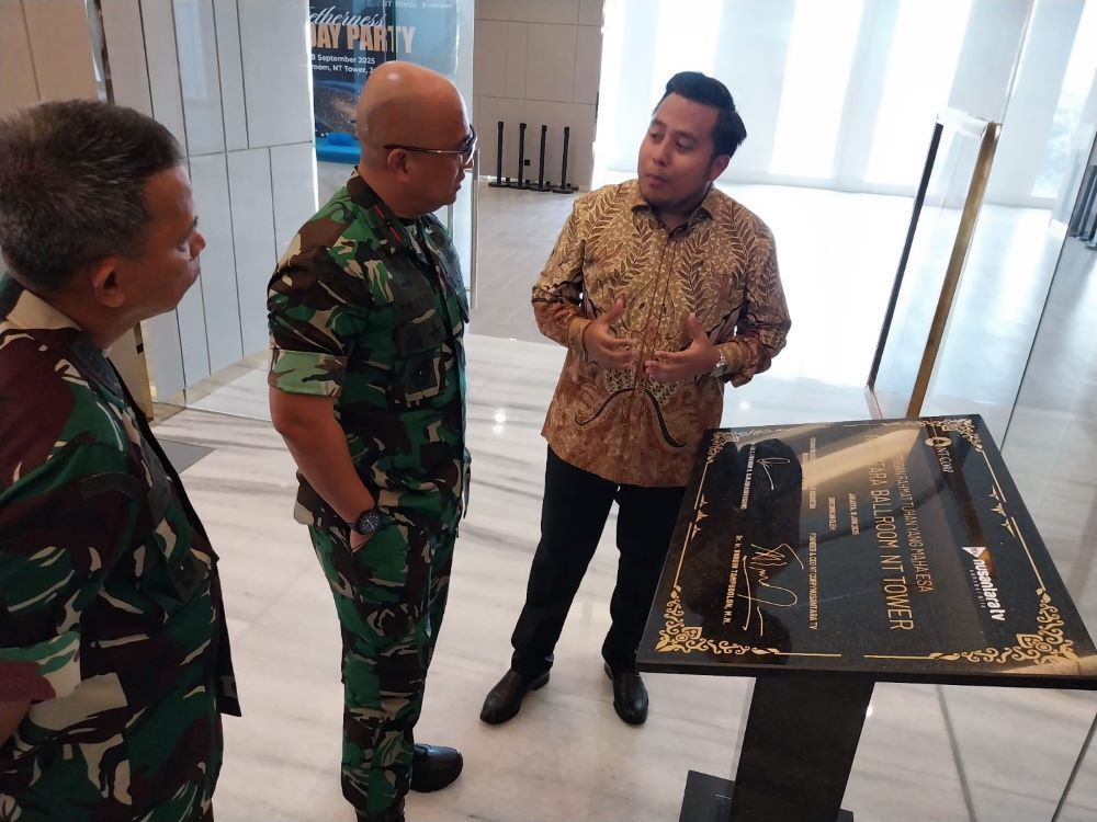 Direksi Nusantara TV Tommy William Tampubolon mendampingi Danpussiberad Brigjen TNI Fransiscus Ari Susetio melihat prasasti Nusantara Ballroom NT Tower