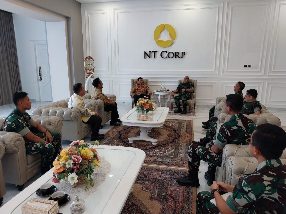 Presiden Komisaris NT Corp Nurdin Tampubolon didampingi Direksi Nusantara TV Dimpos Tampubolon dan Tommy William Tampubolon beraudiensi dengan Danpussiberad Brigjen TNI Fransiscus Ari Susetio beserta jajaran di Gedung NT Tower