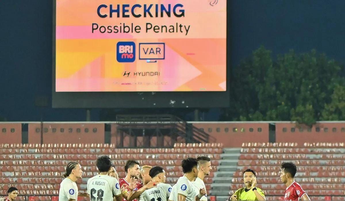 Wasit Naufal Adya Fairuski (kedua kanan) berkomunikasi dengan wasit VAR saat pertandingan Liga 1 2024/2025 antara Bali United melawan Madura United yang berakhir dengan skor 2-0 untuk Madura United di Stadion Kapten I Wayan Dipta, Gianyar, Bali, Sabt <b>(Antara)</b>