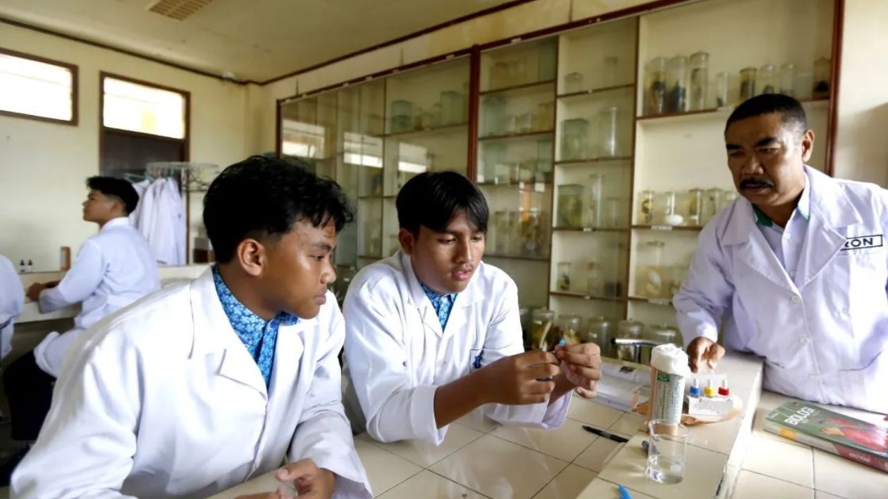 Ilustrasi: Sejumlah siswa mengikuti pelajaran uji golongan darah di laboratorium di Madrasah Aliyah Negeri (MAN) Insan Cendikia, Kabupaten Bone Bolango, Gorontalo, Selasa (7/10/2025). Madrasah Aliyah Negeri Insan Cendikia disiapkan untuk menjadi sala <b>(ANTARA)</b>