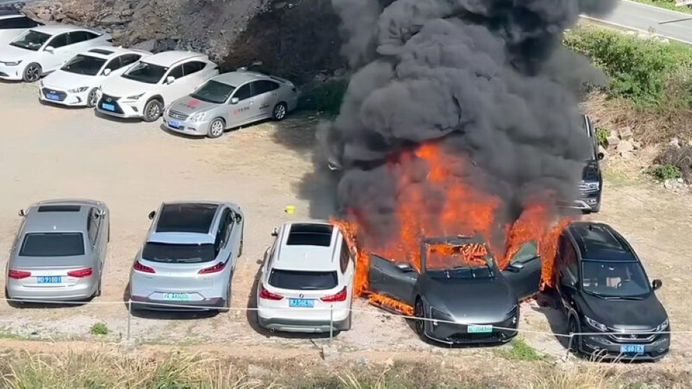 Sedan listrik Avatr 06 terbakar di China. (Foto: Istimewa via CarNewsChina)