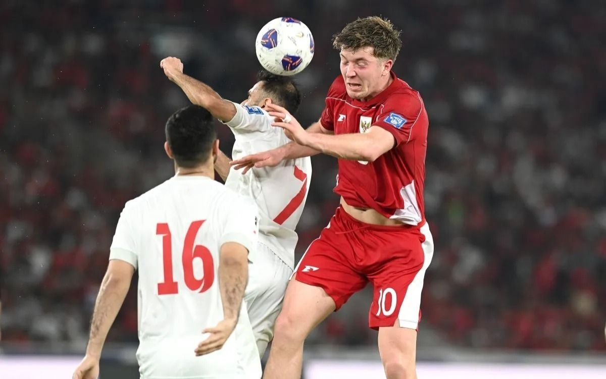  Pesepak bola Timnas Indonesia Ole Romeny (kanan) berebut bola di udara dengan pesepak bola Timnas Bahrain Ali Madan (tengah) dalam pertandingan Grup C putaran ketiga Kualifikasi Piala Dunia 2026 zona Asia di Stadion Utama Gelora Bung Karno, <b>(Antara)</b>