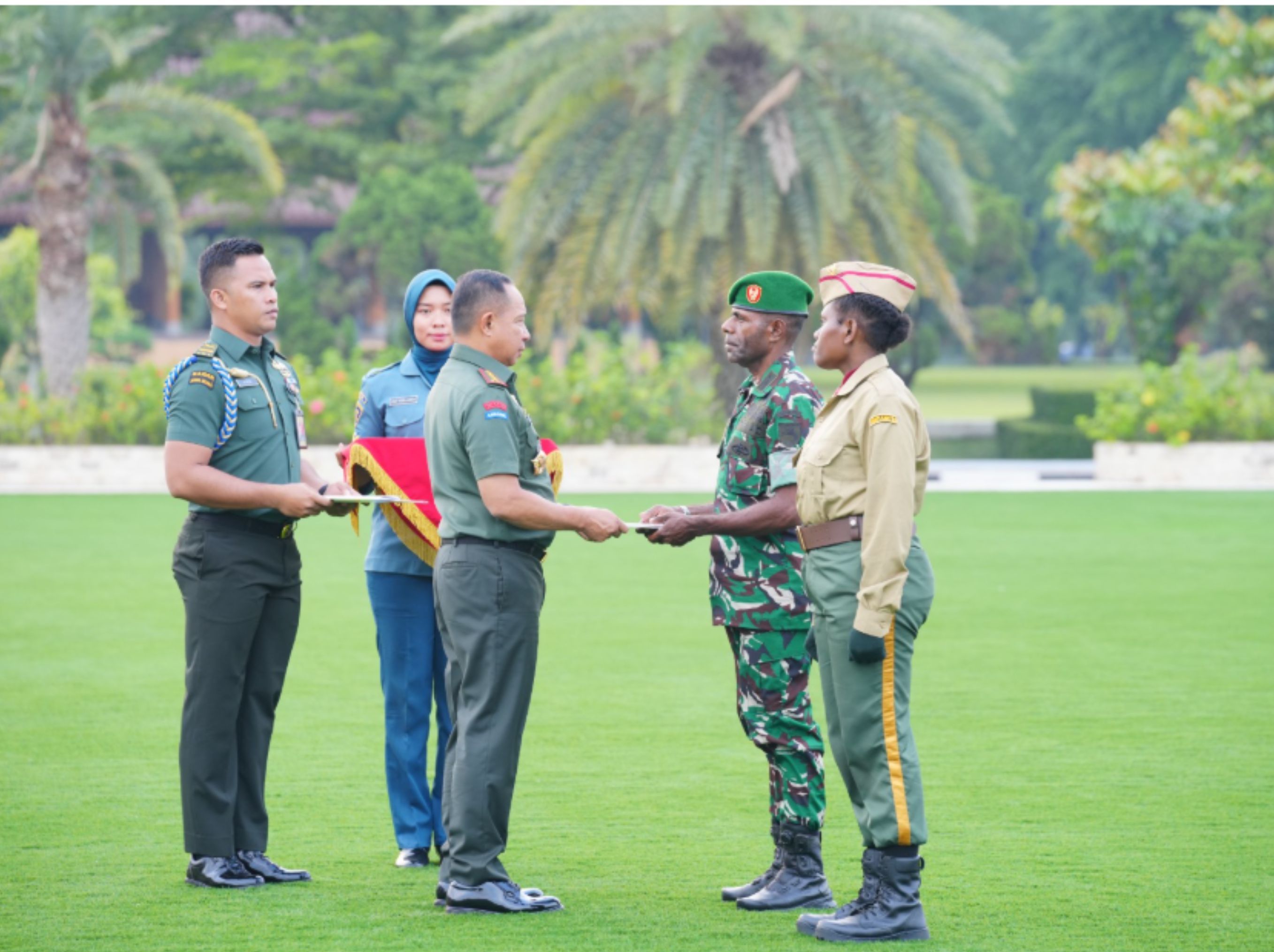 Panglima TNI Jenderal TNI Agus Subiyanto memimpin Upacara Penyambutan Korps Kadet Republik Indonesia (KKRI) Wilayah Jayapura yang berjumlah 400 siswa-siswi SMK dari wilayah Kodam XVII/Cenderawasih. Kegiatan tersebut digelar di Lapangan Prima, Mabes TNI, Cilangkap, Jakarta Timur, Selasa (7/10/2025). <b>(PUSPEN TNI)</b>