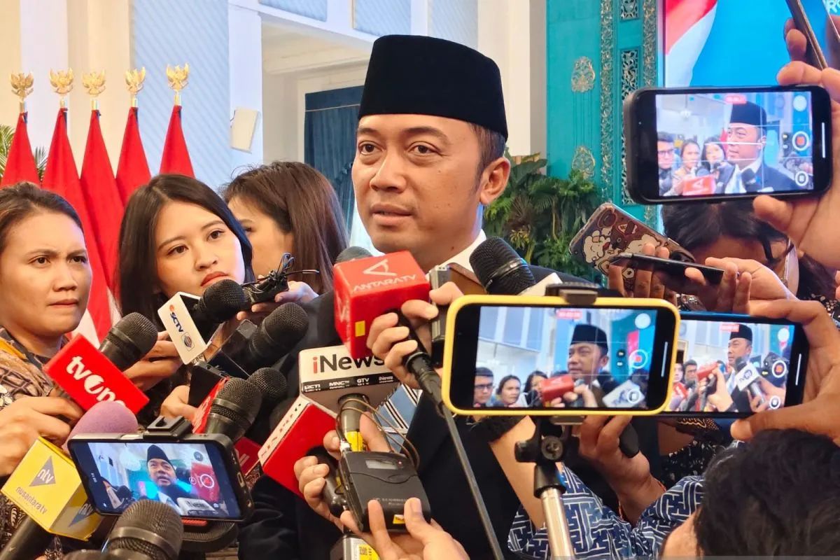 Menteri Sekretaris Negara Prasetyo Hadi memberikan keterangan usai pelantikan sejumlah pejabat di Istana Negara, Jakarta, Rabu (8/10/2025). <b>(ANTARA)</b>