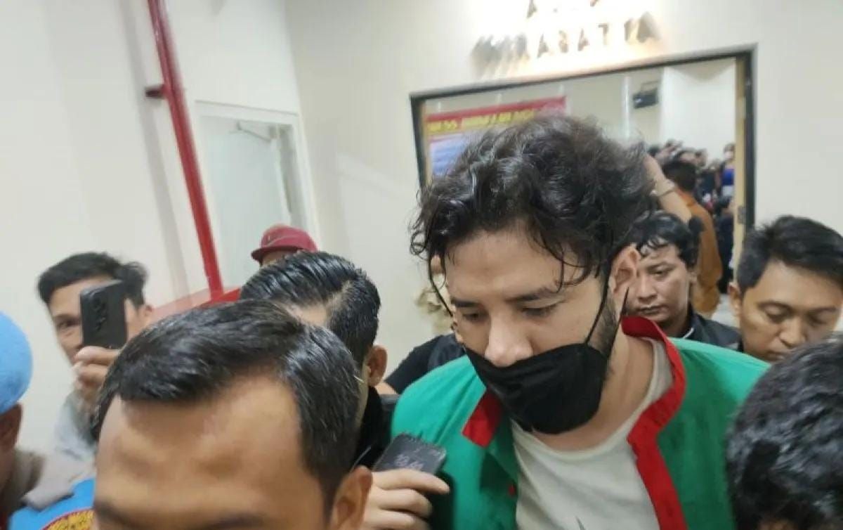 Arsip foto - Artis Ammar Zoni yang telah menjadi tersangka kasus penyalahgunaan narkoba jenis sabu-sabu dan ganja kembali dari jumpa pers pada Jumat 15 Desember 2023. ANTARA/Risky Syukur <b>(Antara)</b>