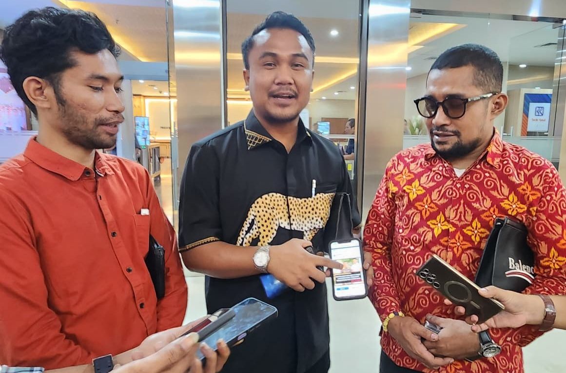 Pihak Haidar Alwi Institute (HAI) saat mendatangi Gedung Bareskrim Polri. 
