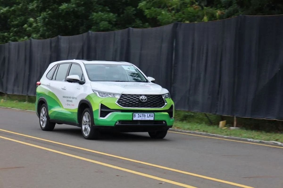Kijang Innova hybrid yang menggunakan energi bioetanol pada area fasilitas manufaktur Toyota di Karawang, Jawa Barat, Kamis, 5 September 2025. ANTARA/HO/TMMIN <b>(Antara)</b>