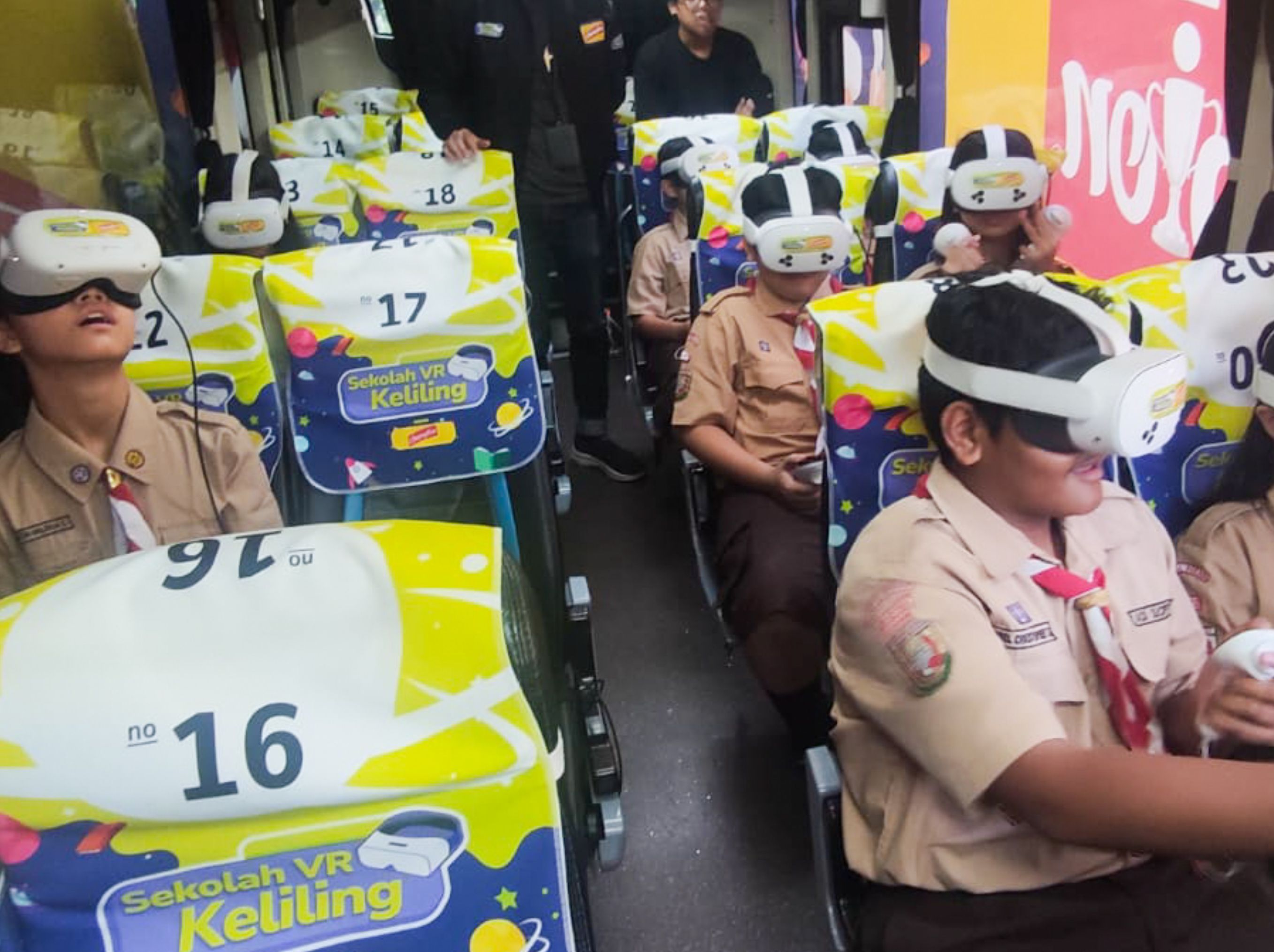 Melalui program ini, siswa dapat merasakan pengalaman belajar tematik secara virtual. Di Program Sekolah VR Keliling, kami mengajak anak-anak melintasi galaksi dan melihat planet-planet dari dekat dan mendapatkan informasi edukatif hingga memberikan minat baru anak-anak untuk bermimpi menjadi pakar astronomi hingga pilot luar angkasa. Setiap sesi dirancang agar mendorong rasa ingin tahu, memperkuat pemahaman konsep, dan meningkatkan partisipasi siswa dalam proses belajar. <b>(dok)</b>