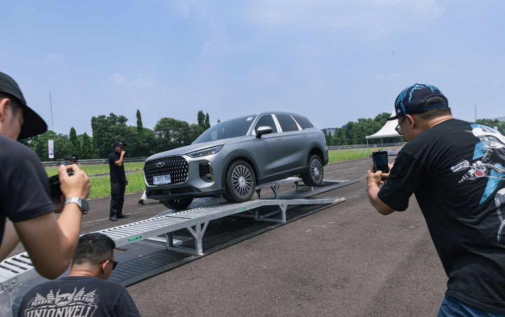 Membuktikan ketangguhan Chery TIGGO 9 CSH AWD langsung di sirkuit. (Foto: Istimewa)