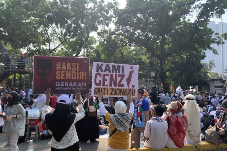 Ribuan warga mengikuti aksi Indonesia Lawan Genosida yang dipusatkan di kawasan Patung Kuda, Jakarta Pusat pada Minggu, 12 Oktober 2025. (ANTARA/Mario Sofia Nasution) <b>(Antara)</b>