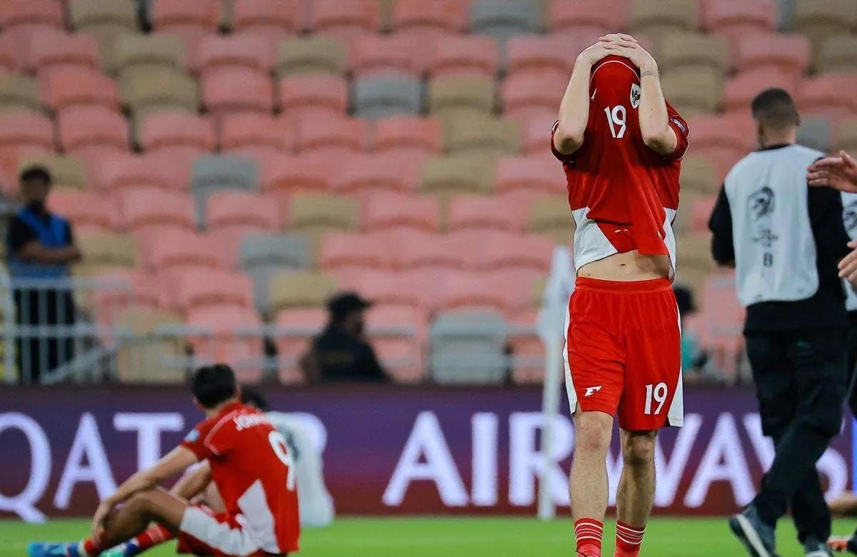 Pesepak bola Timnas Indonesia Thom Haye (kanan) dan Miliano Jonathans (kiri) meluapkan kekecewaan usai dikalahkan Timnas Irak dalam putaran keempat Kualifikasi Piala Dunia 2026 zona Asia di Stadion King Abdullah Sport City, Jeddah, Arab Saudi, Minggu <b>(Antara)</b>