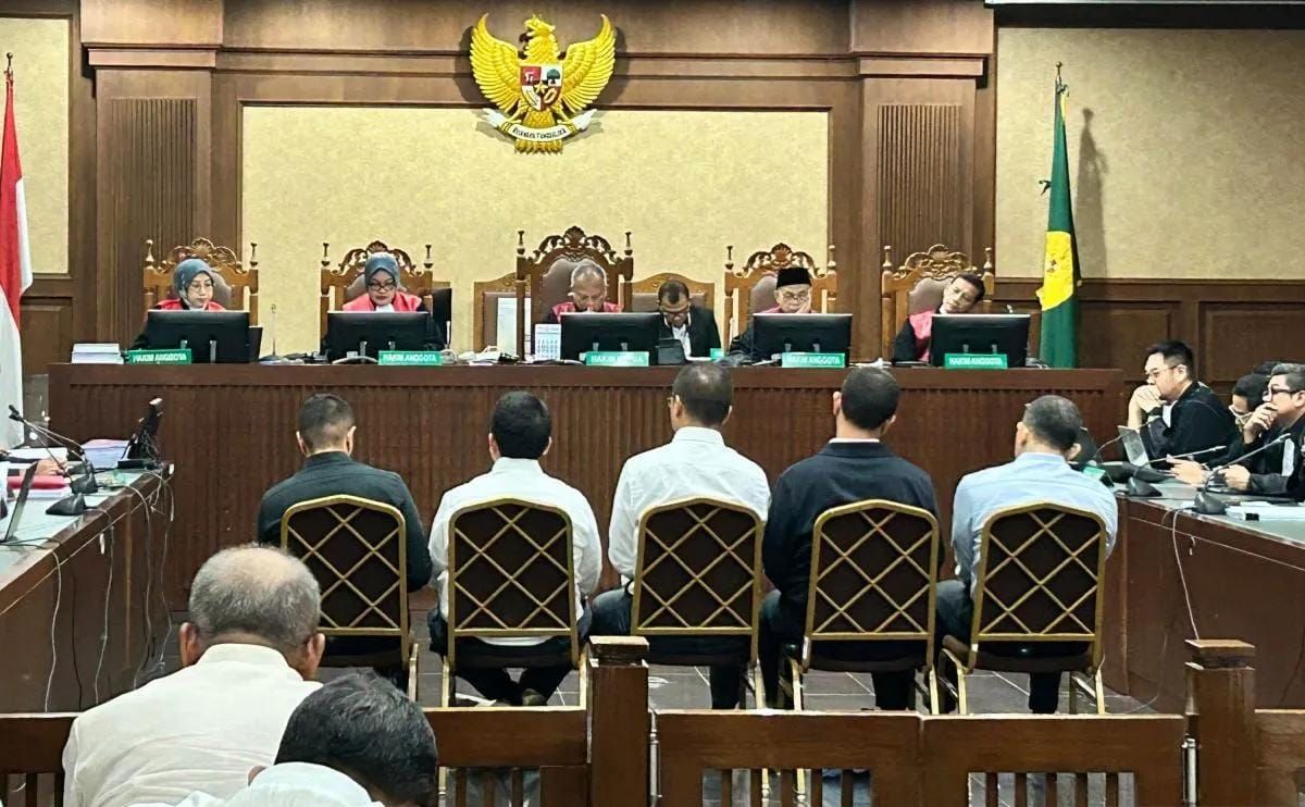 Lima terdakwa terkait kasus dugaan korupsi minyak mentah dalam sidang pembacaan surat dakwaan di Pengadilan Tipikor pada PN Jakarta Pusat, Senin 13 Oktober 2025. ANTARA/Agatha Olivia Victoria <b>(Antara)</b>