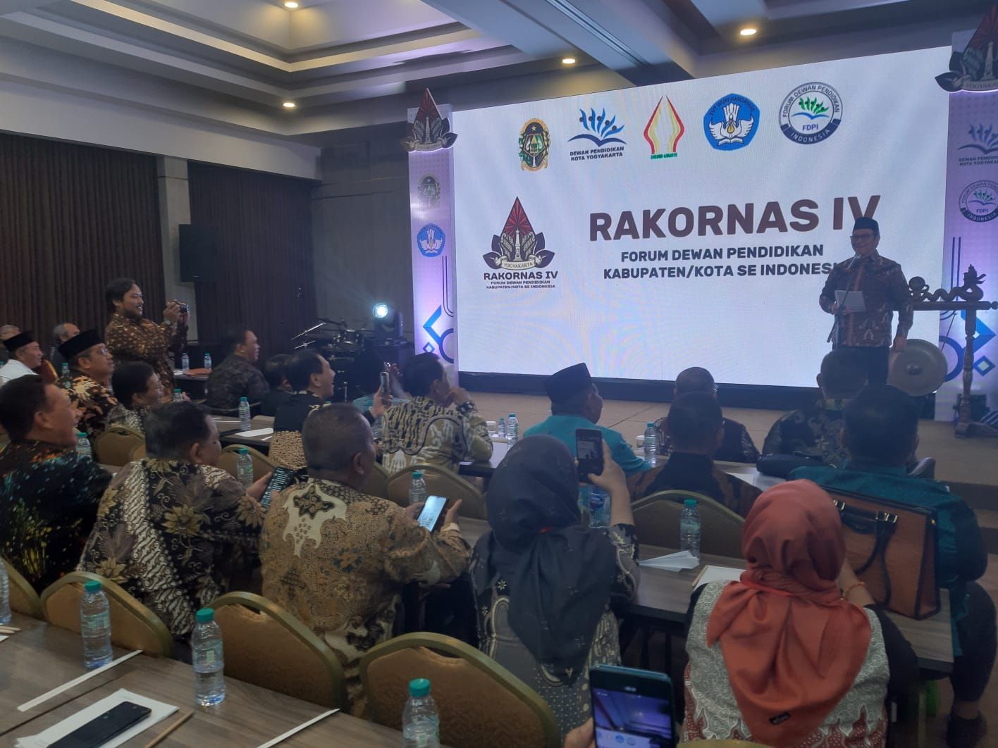 Septiana mengungkapkan kekecewaannya seusai menghadiri Rapat Koordinasi Nasional (Rakornas) IV FDPI di Yogyakarta pada Selasa (7/10/2025). Ia menyebut kondisi Bekasi sebagai bentuk kemunduran kebijakan pendidikan daerah. <b>(dok)</b>