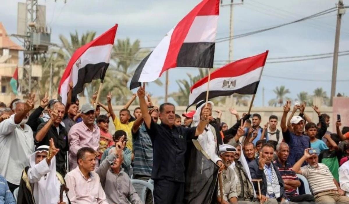 Warga merayakan kesepakatan gencatan senjata antara Israel dan kelompok perlawanan Hamas di Deir al-Balah, Jalur Gaza tengah, Palestina 9 Oktober 2025. ANTARA/Xinhua/Rizek Abdeljawad/aa. <b>(Antara)</b>