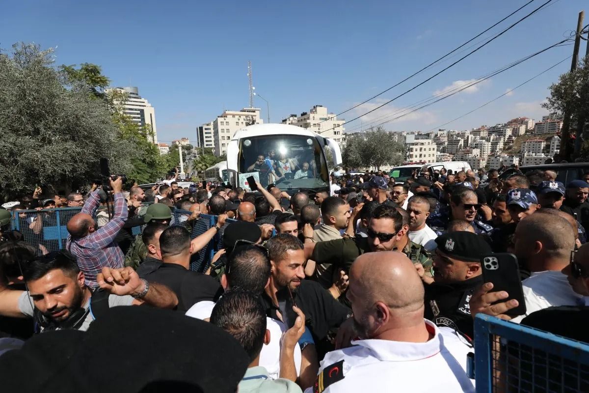 Warga menyambut para tahanan Palestina yang dibebaskan Israel, di kota Ramallah, Tepi Barat, 13 Oktober 2025. ANTARA/Xinhua/Nidal Eshtayeh.  <b>(Antara)</b>