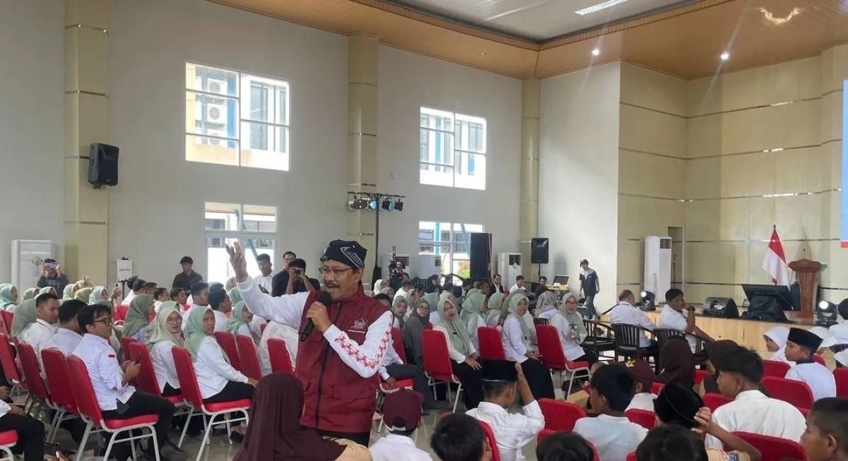 Menteri Sosial (Mensos), Saifullah Yusuf, saat berintraksi dengan siswa Sekolah Rakyat Terintegrasi 37 Serang, yang berlokasi di BBPVP Kota Serang, Banten, Rabu, 15 Oktober 2025. ANTARA/Desi Purnama Sari. <b>(Antara)</b>