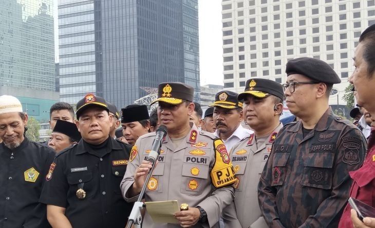 Kapolda Metro Jaya Irjen Pol Asep Edi Suheri bersama sejumlah ormas saat apel siaga Kamtibmas di Lapangan Ditlantas Presisi Polda Metro Jaya, Jakarta, Rabu, 15 Oktober 2025. (ANTARA/Ilham Kausar) <b>(Antara)</b>
