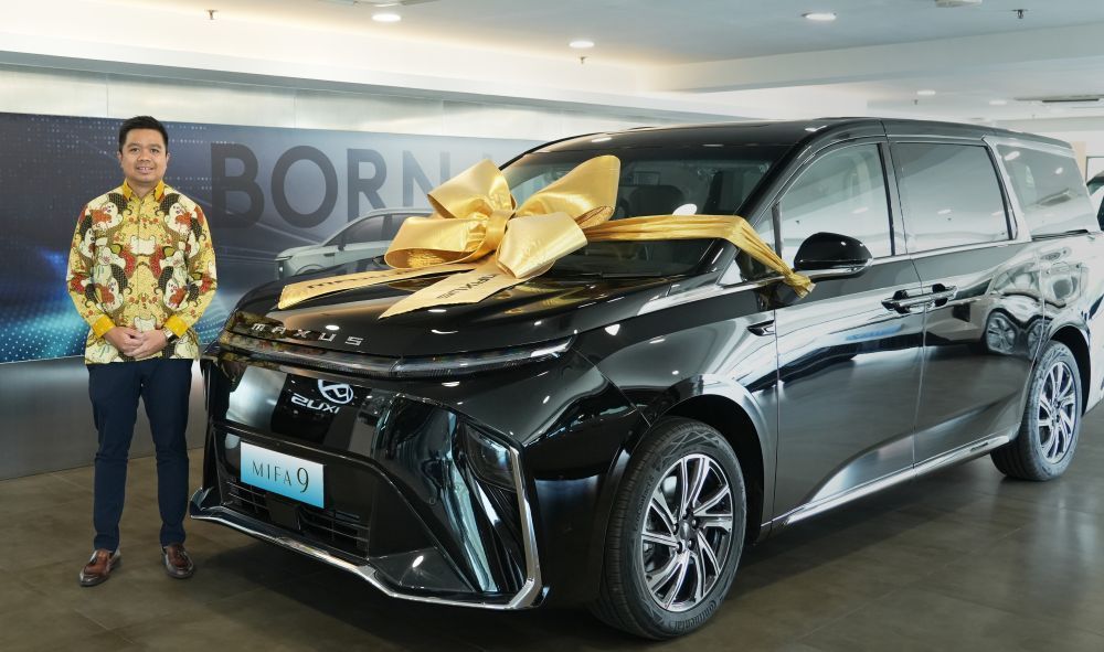 MAXUS secara resmi menyerahkan batch pertama unit MPV listrik MIFA 7 dan MIFA 9 hasil produksi lokal kepada pelanggan di Indonesia, pada 15 Oktober 2025. (Foto: Istimewa)