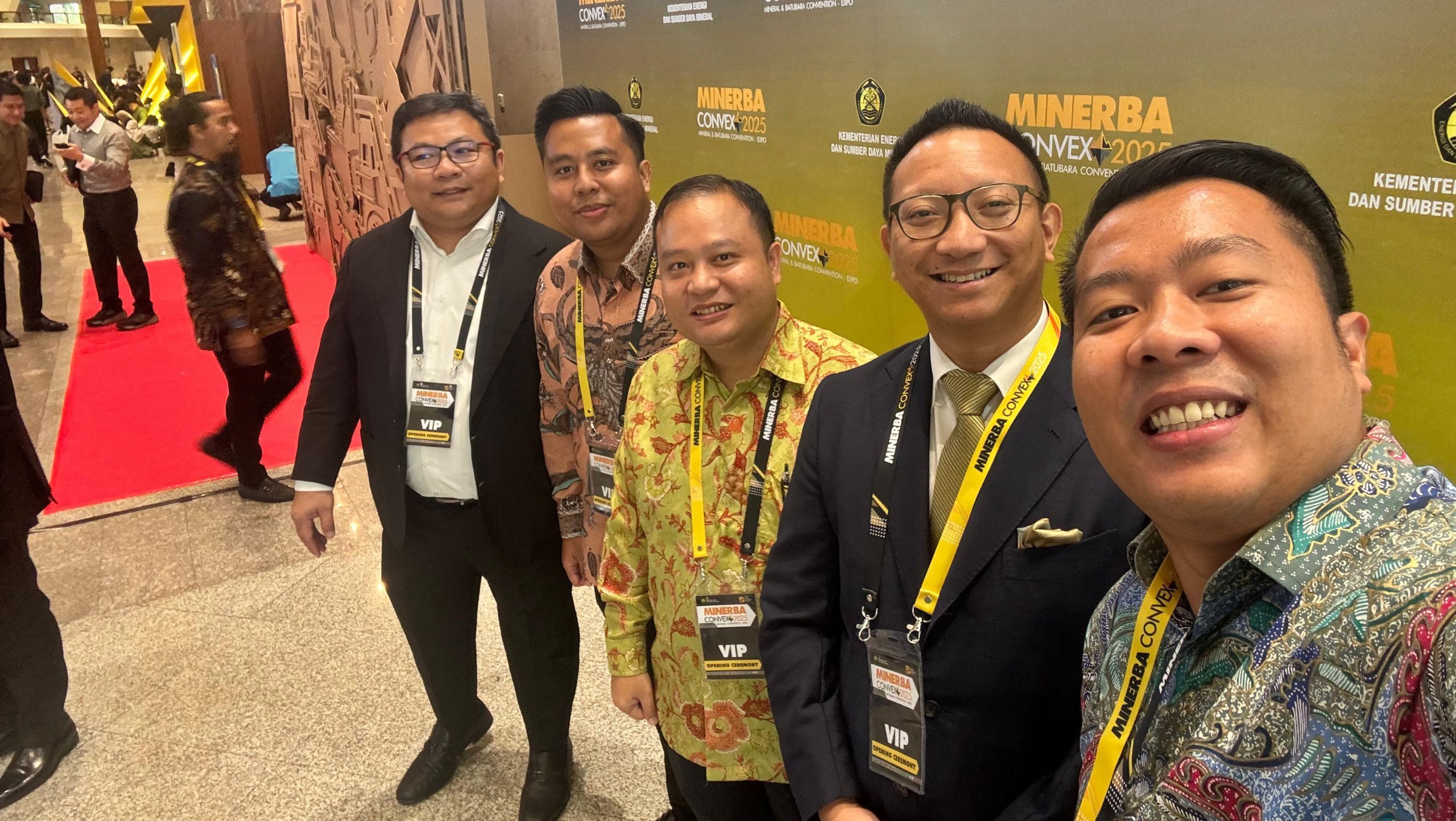 Presiden Direktur Arsari Tambang, Aryo Djojohadikusumo bersama Direksi NT Corp, Dimpos Tampubolon, Randy Tampubolon dan Tommy Tampubolon. <b>(Ntvnews)</b>