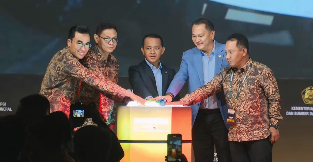 Ketua pelaksana Minerba Convex 2025 Resvani, Wakil Menteri ESDM, Yuliot Tanjung, Menteri ESDM Bahlil Lahadalia, Ketua Komisi XII DPR RI Bambang Patijaya, Dirjen Mineral dan Batubara Kementerian ESDM Tri Winarno. <b>(Istimewa)</b>
