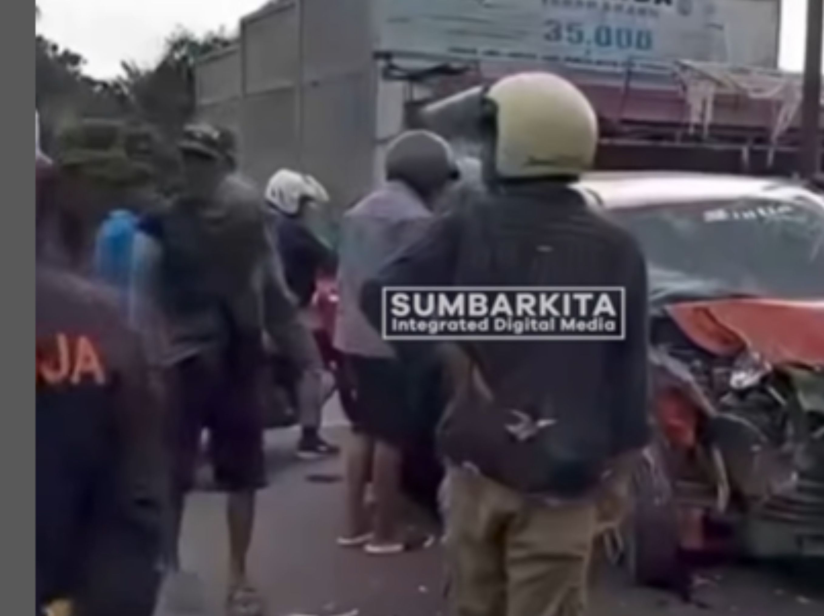 Avanza ringsek dihantam truk <b>(sumbarkita)</b>