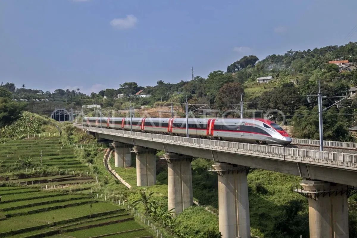 Kereta cepat Whoosh melintas di Ngamprah, Kabupaten Bandung Barat, Jawa Barat, Kamis (31/7/2025). <b>(ANTARA)</b>