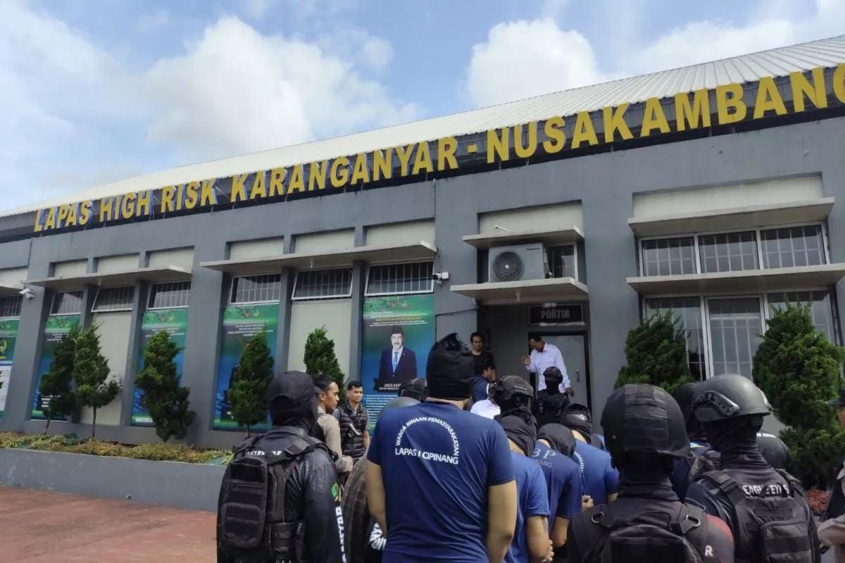 Direktorat Jenderal Pemasyarakatan memindahkan enam narapidana berisiko tinggi asal Jakarta, termasuk pesohor Ammar Zoni, ke Nusakambangan, Jawa Tengah, Kamis 16 Oktober 2025. (ANTARA/HO-Ditjenpas) <b>(Antara)</b>