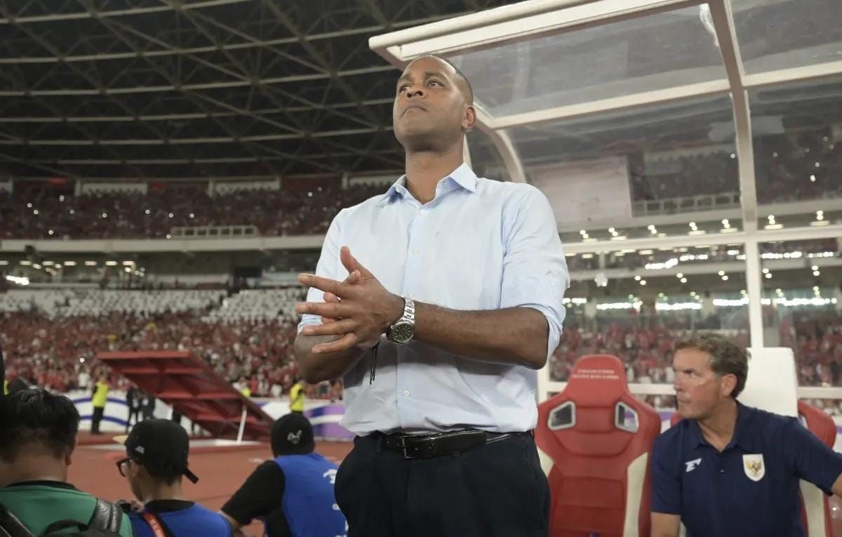 Pelatih Timnas Indonesia Patrick Kluivert (tengah) menyaksikan anak asuhnya sebelum bertanding pada pertandingan Kualifikasi Piala Dunia 2026 putaran ketiga Grup C melawan Timnas China di Stadion Utama Gelora Bung Karno, Jakarta, Kamis 5 Juni 2025. A <b>(Antara)</b>