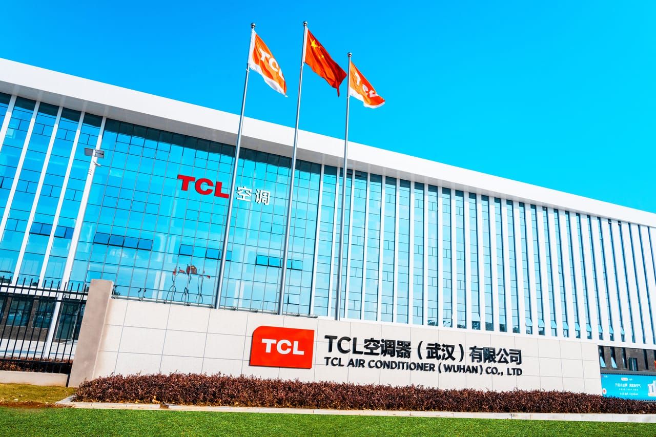 Pabrik tahap pertama ini memiliki kapasitas produksi tahunan sebesar 6 juta unit AC. Berkat integrasi teknologi digital twin melalui sistem smart park dan platform 6+1 Industrial Internet, efisiensi produksi meningkat sebesar 15%. Pabrik ini memiliki 16 &quot;pabrik gelap&quot; dan laboratorium canggih, yang memungkinkan operasi otomatis 24/7 dan manajemen digital. Salah satu fitur paling revolusionernya adalah lini produksi khusus pertama di dunia untuk AC segar bebas debu. <b>(TCL)</b>