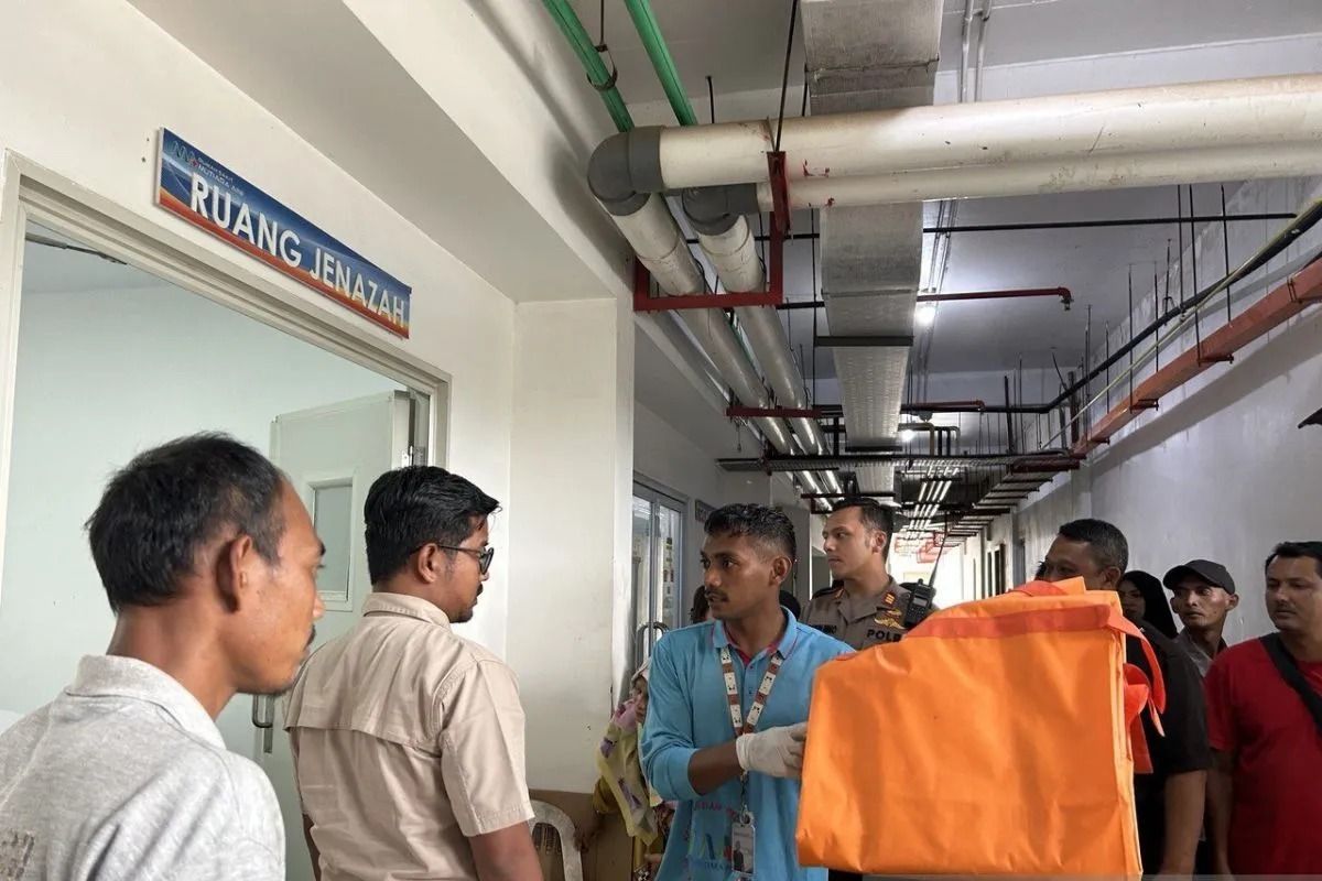 Petugas kamar mayat RS Mutiara Aini Batam menyiapkan kantong jenazah untuk evakuasi korban kebakaran kapal MT Federal II ke RS Bhayangkara untuk keperluan identifikasi, Rabu, 15 Oktober 2025. (ANTARA/Laily Rahmawaty.) <b>(Antara)</b>