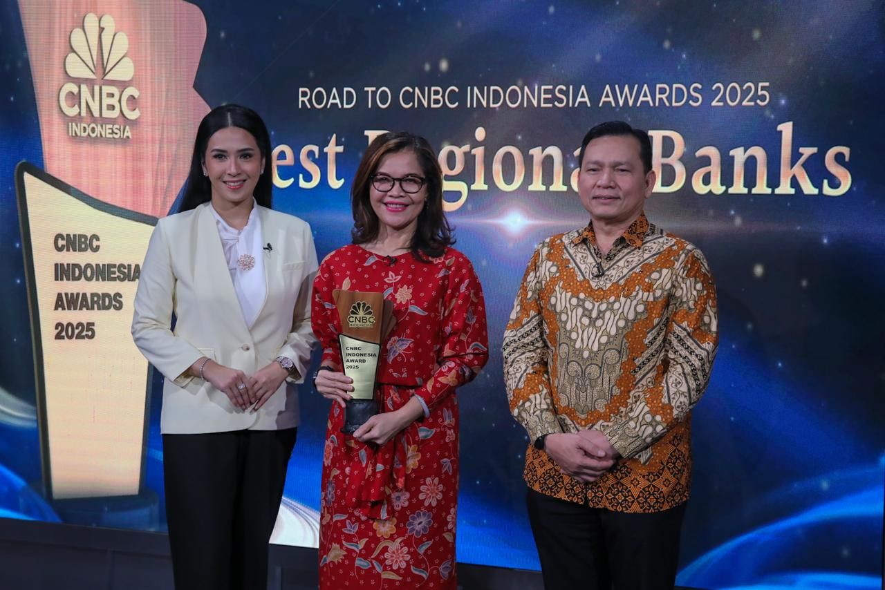Bank Jakarta menerima penghargaan Regional Banking ESG Excellence Awards atas kontribusinya dalam pertumbuhan ekonomi di DKI Jakarta dan Nasional melalui dukungan pada sektor UMKM, serta pemberdayaan komunitas pada ajang Road to CNBC Indonesia Awards di Jakarta, Kamis (16/10). Penghargaan ini diterima oleh Direktur Keuangan &amp; Strategi Bank Jakarta, Basaria Martha Juliana sebagai apresiasi kepada Bank Jakarta yang dinilai telah mendorong adaptasi ESG dalam aktivitas bisnisnya. Direktur Keuangan &amp; Strategi Bank Jakarta, Basaria Martha Juliana dalam sambutan penerimaannya menyampaikan ucapan terima kasih serta apresiasi sebagai energi untuk terus berinovasi dan memperluas dampak positif. &ldquo;Terima kasih kami sampaikan kepada Pemegang Saham, seluruh nasabah, maupun pemangku kepentingan yang senantiasa memberikan kepercayaan dan dukungannya kepada Bank Jakarta&rdquo; ujar Martha. Penghargaan Regional Banking ESG Excellence Awards merupakan bagian dari Road to CNBC Indonesia Awards yang menjadi rangkaian penghargaan dari CNBC Indonesia TV dalam memberikan eksposur bagi institusi dan korporasi di Indonesia. Pada tahun 2025 ini, penghargaan dilakukan dengan mempertimbangkan penilaian berbagai indikator dengan memperhatikan kinerja bisnis dan keuangan serta melihat tata kelola bank yang dinilai berdasarkan nilai komposit GCG. Lebih lanjut Martha juga mengucapkan terima kasih kepada Pemprov DKI Jakarta, selaku pemegang saham yang terus mendukung langkah-langkah transformasi Bank Jakarta untuk semakin kuat dan berkelanjutan. &ldquo;Penghargaan ini menjadi momentum penting komitmen jangka panjang terhadap keberlanjutan sebagai kunci untuk membangun institusi yang resilien di tengah ketidakpastian global&rdquo; Ujar Martha. Senada dengan hal tersebut, Sekretaris Perusahaan Bank Jakarta, Arie Rinaldi mengatakan Bank Jakarta terus mendorong perluasan inklusi ekonomi melalui pemberdayaan masyarakat, khususnya pelaku UMKM, diantaranya melalui jalinan kolaborasi dengan berbagai pihak dalam pemanfaatan produk dan layanan perbankan yang mendukung keberlanjutan usaha mikro, mulai dari layanan cash management, tabungan, giro, deposito, hingga fasilitas pembiayaan.  Terbaru, Bank Jakarta berkolaborasi dengan Indogrosir resmikan Toko Mandiri Indogrosir (TMI) Difabel sebagai bentuk upaya mendorong kemandirian ekonomi melalui model usaha ritel inklusif. &ldquo;Melalui serangkaian langkah ini, Bank Jakarta, senantiasa mengambil peranan sebagai Bank Pembangunan Daerah yang berupaya menyelaraskan prinsip ESG, khususnya dalam pembangunan sosial kemasyarakatan, melalui penciptaan ekosistem UMKM yang modern, inklusif, dan berkelanjutan&rdquo; Tutup Arie.  <b>(dok)</b>