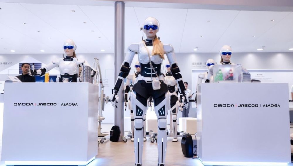 OMODA dan JAECOO hadirkan robot humanoid AiMOGA dan konsep dealer futuristik di International User Summit 2025. (Foto: Istimewa)