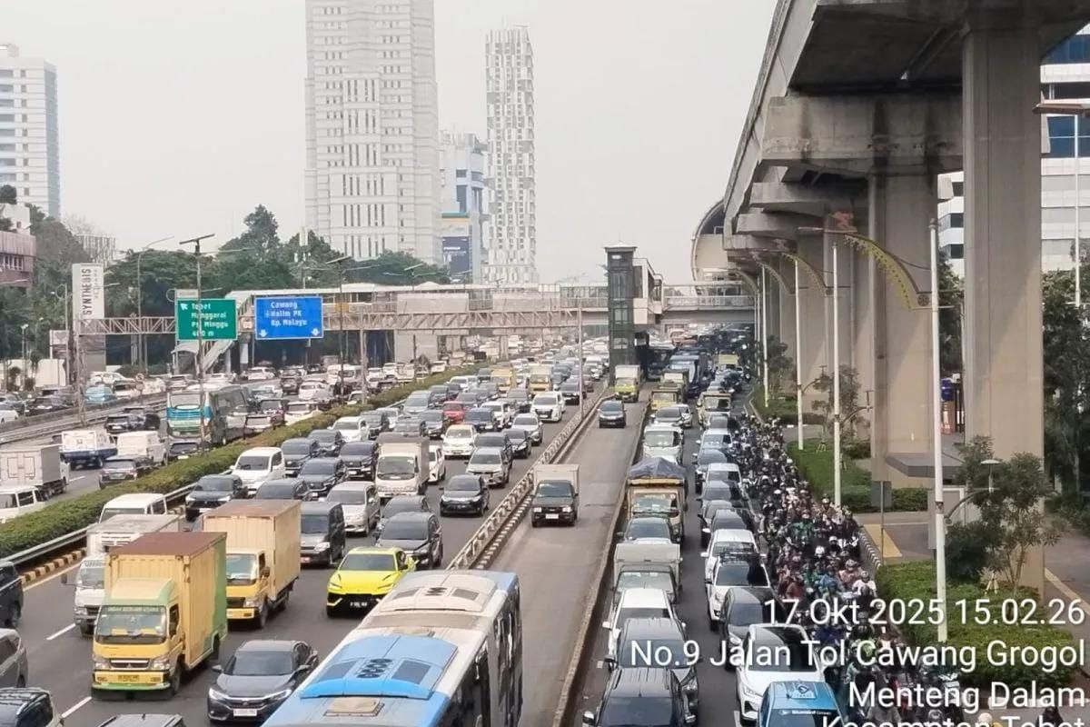 Lalu lintas di kawasan Pancoran, Jakarta Selatan, Jumat 17 Oktober 2025. <b>(Antara)</b>