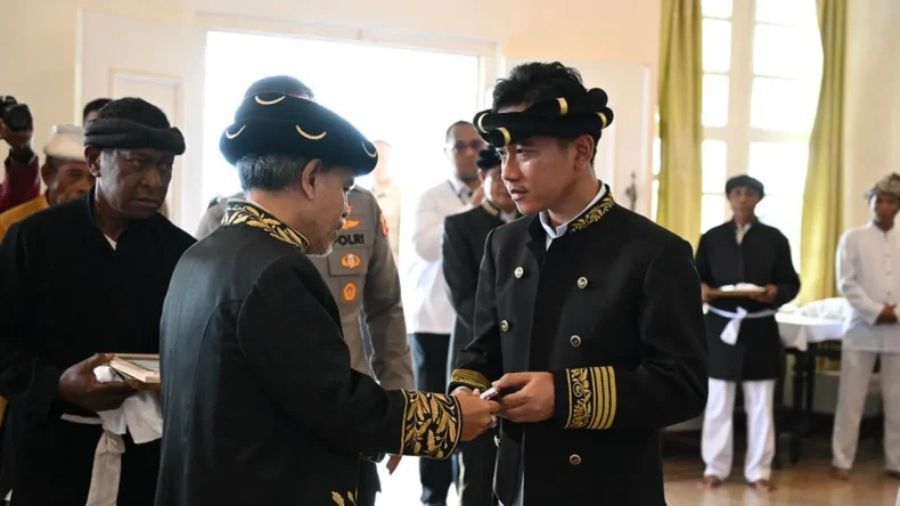 Gibran Terima Gelar Adat &ldquo;Kaicil Kastela&rdquo; oleh Kesultanan Ternate <b>(Sekretariat Wakil Presiden)</b>