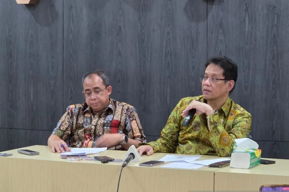 Menteri Keuangan Purbaya Yudhi Sadewa (kanan) menjawab pertanyaan wartawan di Kantor Kementerian Keuangan Jakarta, Jumat 17 Oktober 2025. (ANTARA/Bayu Saputra) <b>(Antara)</b>