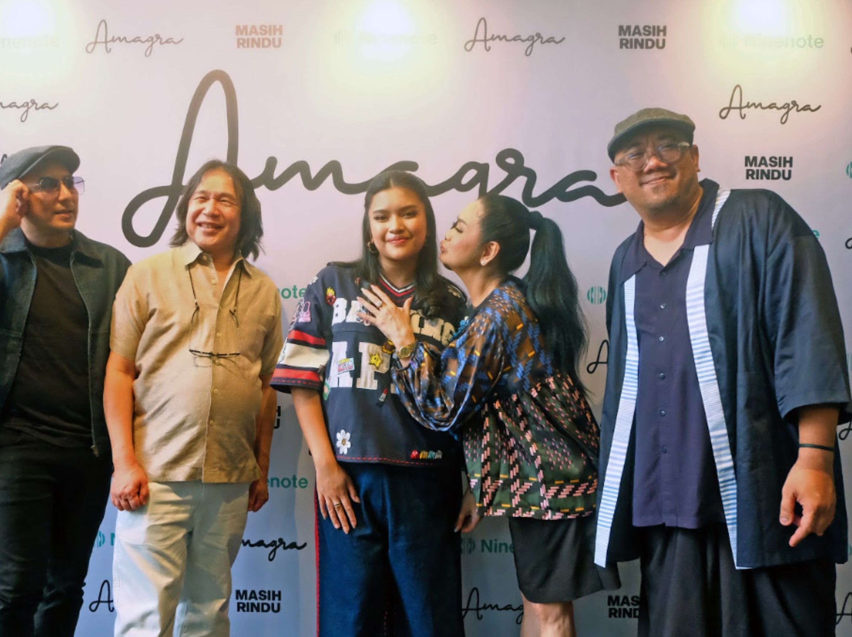 Single kedua berjudul &ldquo;Bilang Saja&rdquo;, tayang perdana saat press conference, 18 Oktober tersebut. Lagu ini juga diciptakan melodinya oleh Martinus &ldquo;Tintin&rdquo; Layardo dan Amagra. Sementara lirik diciptakan Clara Riva dan Amagra. <b>(dok)</b>