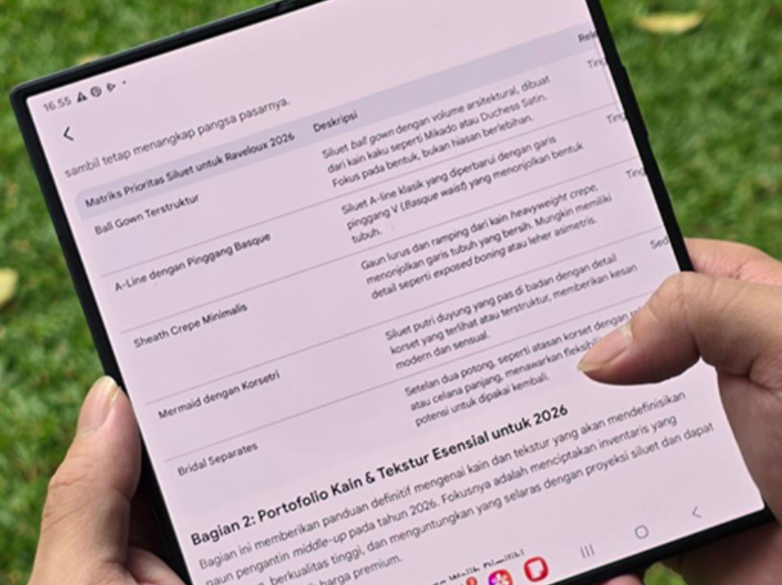 Fitur AI di Galaxy Z Series membantu pelaku usaha dan professional mulai dari melakukan riset, work/ business plan, berkomunikasi dengan lebih efisien, hingga membuat konten pemasaran lebih mudah hanya dalam satu perangkat yang praktis. <b>(samsung)</b>