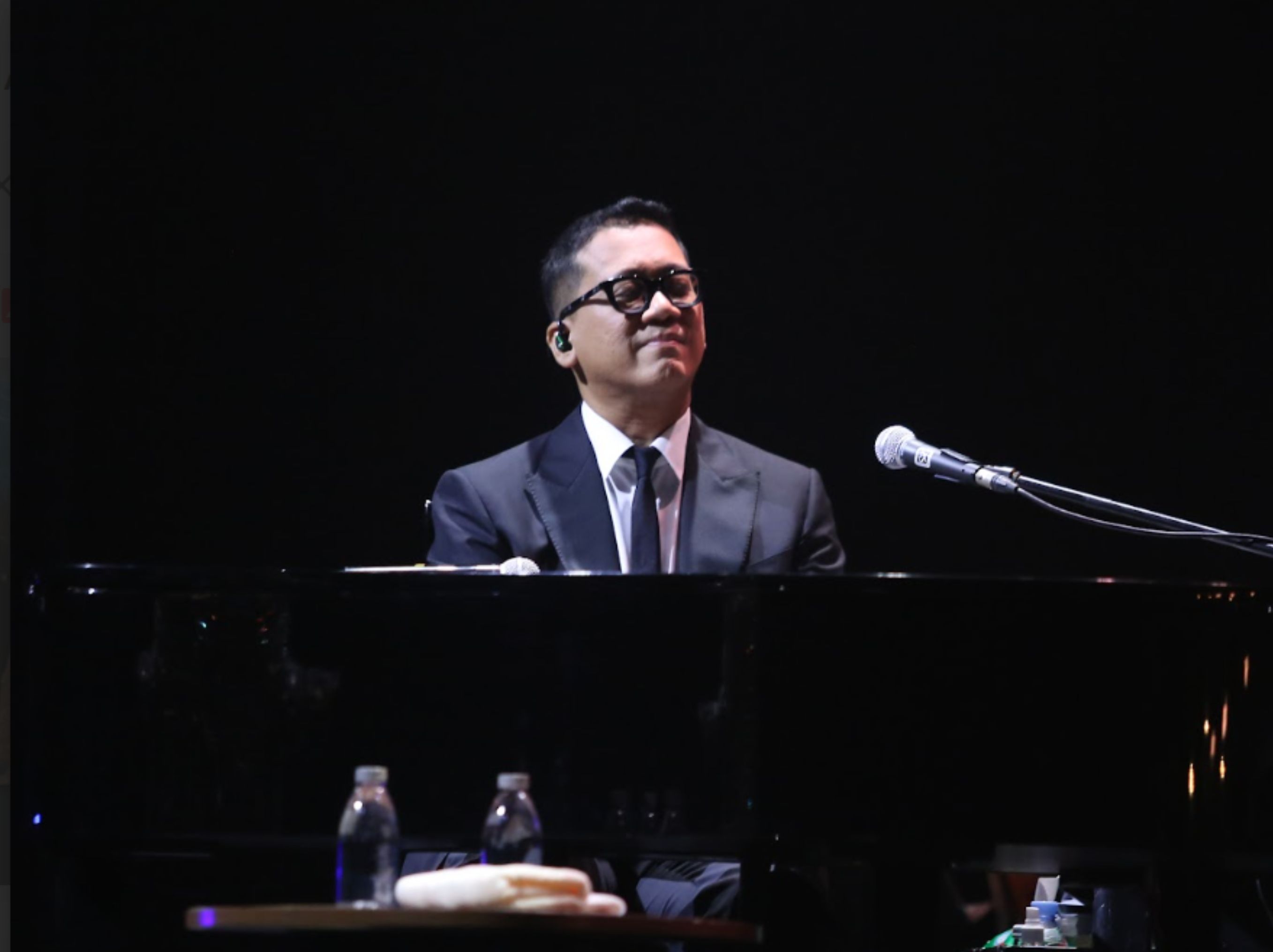 Konser tunggal Harvey Malaihollo yang bertajuk &quot;I'm Still Here&quot; untuk merayakan 50 tahun berkarya telah berlangsung pada Jumat, 17 Oktober 2025, di Ciputra Artpreneur Theatre, Jakarta Selatan. Konser tersebut menghadirkan bintang tamu seperti Mikha T <b>(dok)</b>