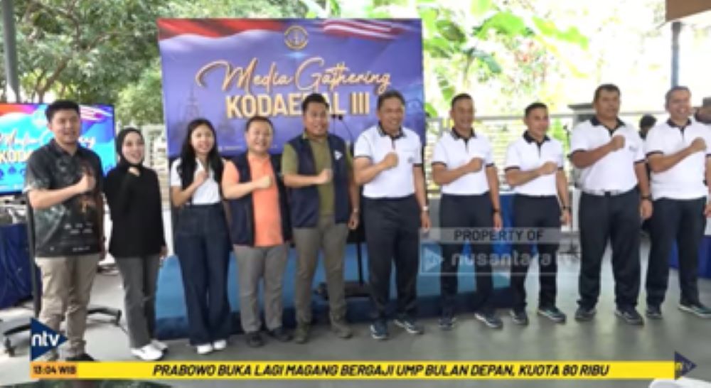 Komandan Kodaeral III Laksamana Muda TNI Uki Prasetia didampingi jajaran berfoto bersama Direksi Nusantara TV Dimpos Tampubolon dan Tommy William Tampubolon serta Pimpinan Redaksi Nusantara TV Abraham Silaban usai silaturahmi