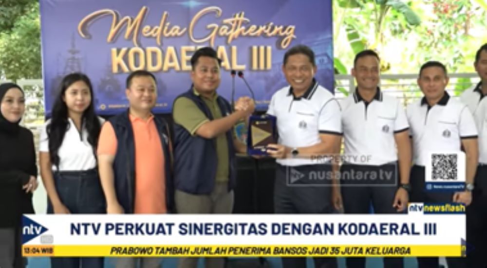 Direksi Nusantara TV Tommy William Tampubolon memberikan cenderamata kepada Komandan Kodaeral III Laksamana Muda TNI Uki Prasetia
