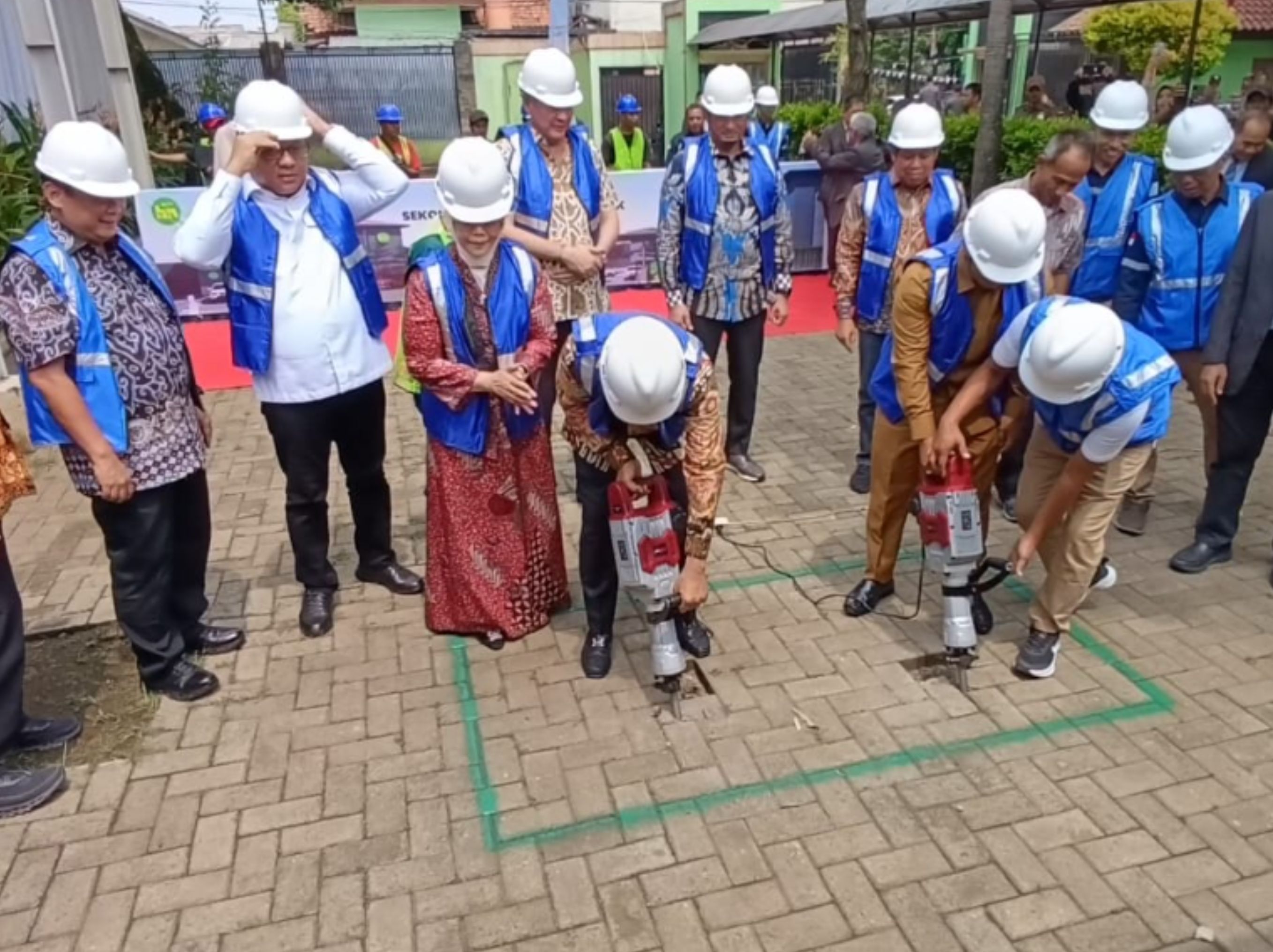 Sekolah Bakti Mulya 400 berada di bawah naungan Yayasan Amanah Cerdas Bangsa Depok, yang dipimpin oleh Jenderal Polisi (Purn) Badrodin Haiti. Badrodin menjelaskan, sekolah ini dirancang dengan tiga pilar utama: nasionalis, agamis, dan internasional.   <b>(dok)</b>