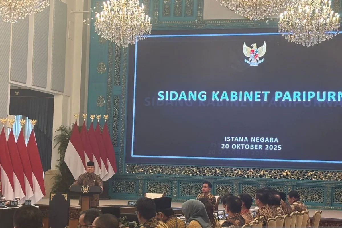 Presiden Prabowo Subianto memimpin Sidang Kabinet Paripurna dalam rangka satu tahun pemerintahan di Istana Negara Jakarta, Senin (20/10/2025). <b>(ANTARA)</b>