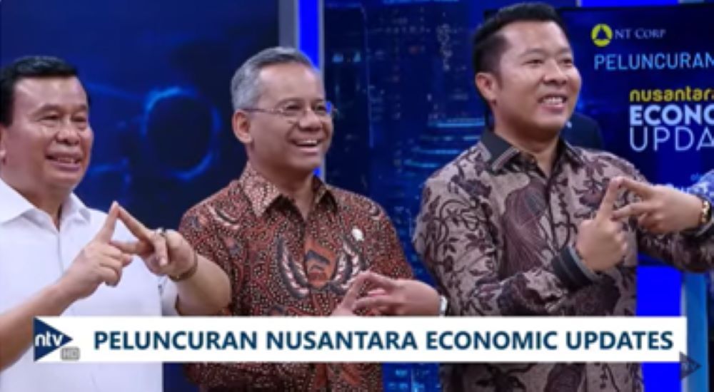 Wamenkeu Suahasil Nazara bersama Presiden Komisaris NT Corp Nurdin Tampubolon dan Direktur Nusantara TV Randy Monthonaro Tampubolon