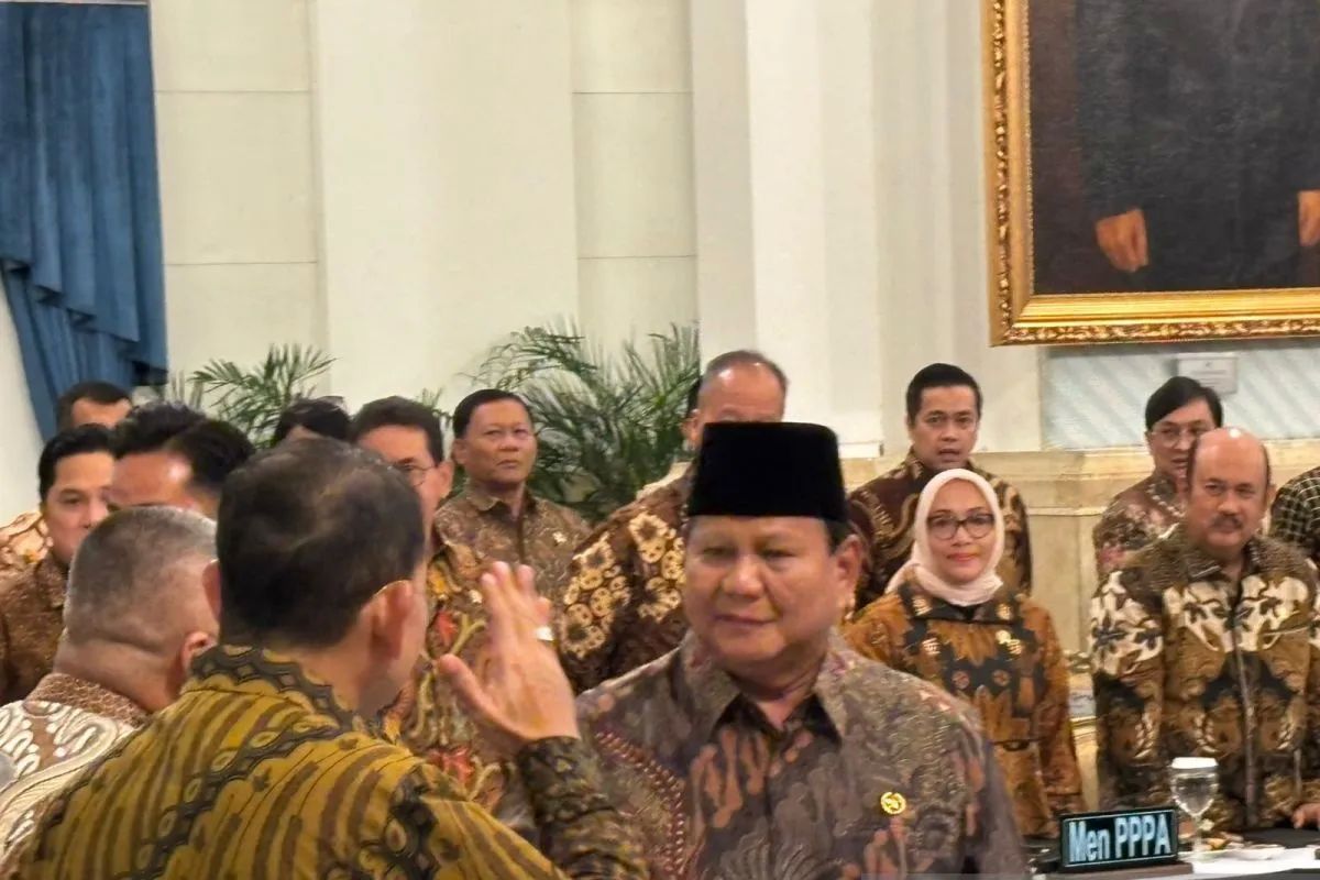 Presiden RI Prabowo Subianto menyalami para menteri Kabinet Merah Putih dalam Sidang Kabinet Paripurna di Istana Negara, Jakarta, Senin (20/10/2025). <b>(ANTARA)</b>
