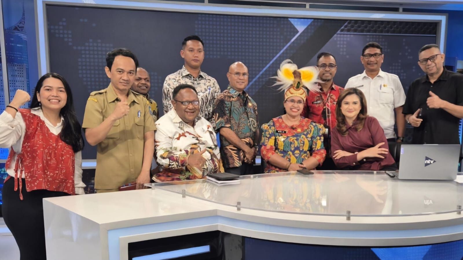 Bupati Sorong Selatan Petronela Krenak bersama Wakil Ketua IV DPRP Papua Tengah John NR Gobai berfoto bersama seusai diskusi. <b>(Nusantaratv)</b>