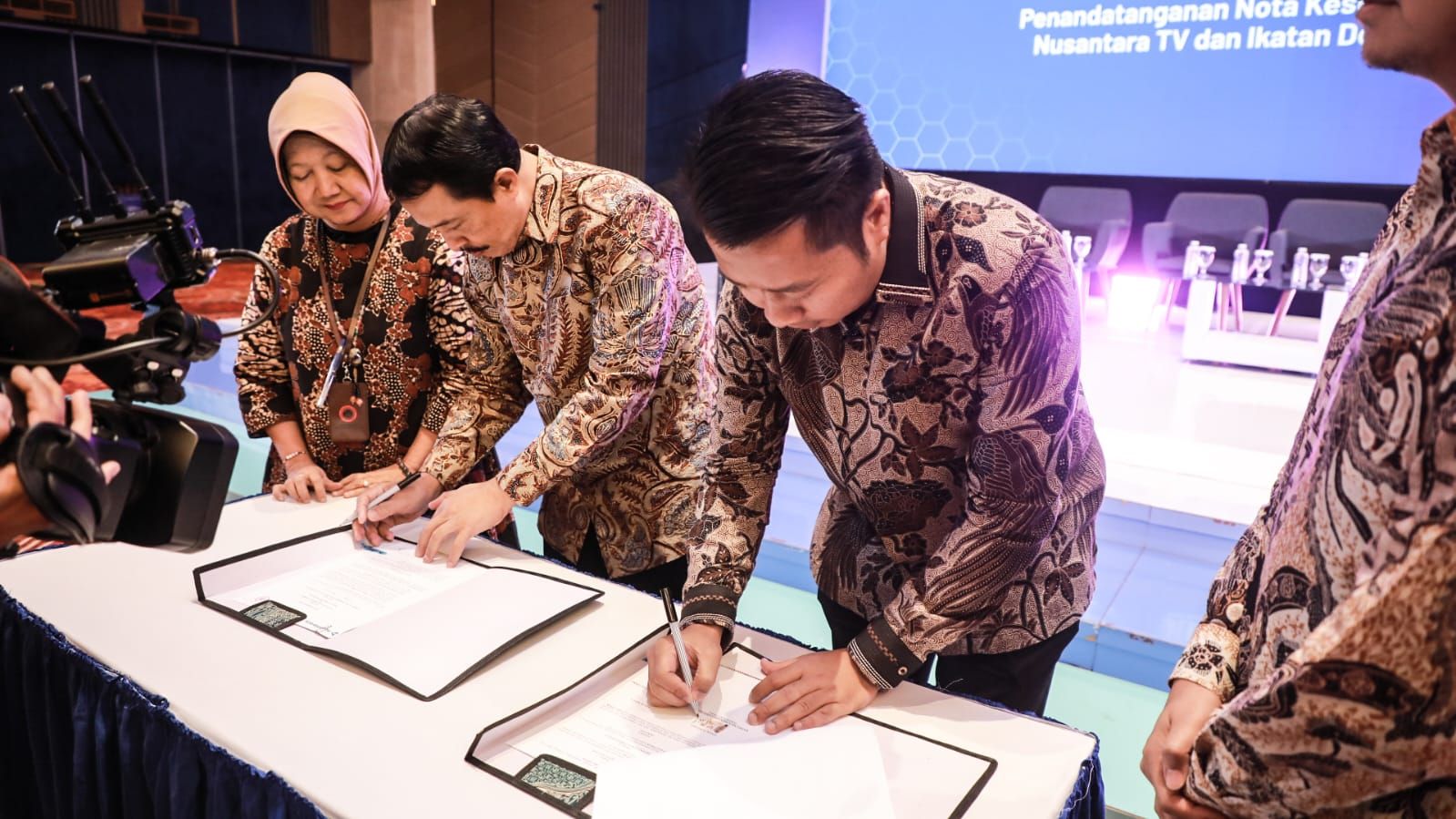 Direktur Nusantara TV Randy Monthonaro Tampubolon dan Ketua Umum Ikatan Dokter Indonesia Dr. dr. Slamet Budiarto, SH., MH.Kes <b>(Dok. NTV)</b>