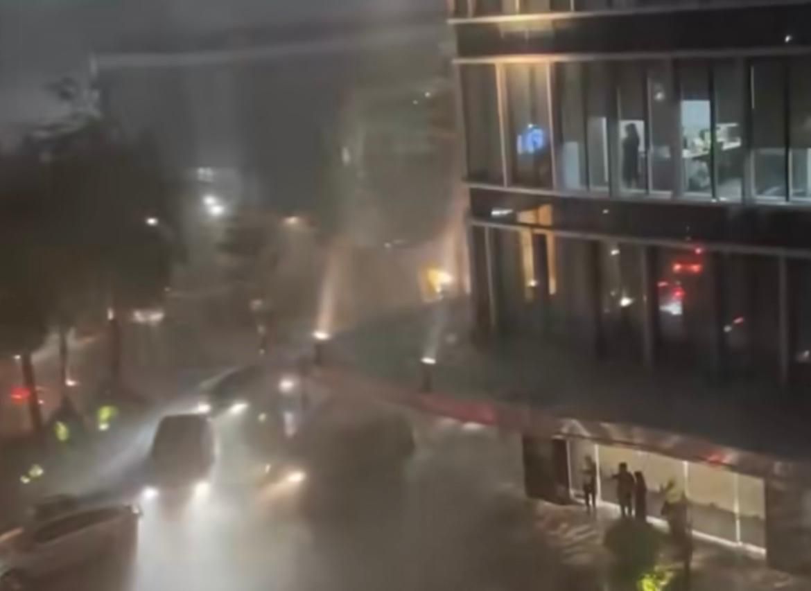 Hujan lebat disertai angin kencang dan petir landa Jakarta.  <b>(Instagram)</b>